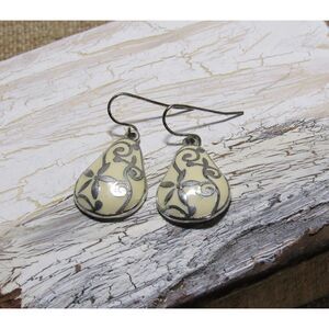 Vintage Cream Lucite Inlaid Silver Scroll Earrings – Mid-Century Style Floral